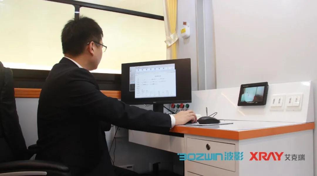 飛越車(chē)載CT車(chē)內(nèi)醫(yī)護(hù)控制室 飛越車(chē)載CT車(chē)內(nèi)醫(yī)護(hù)控制室