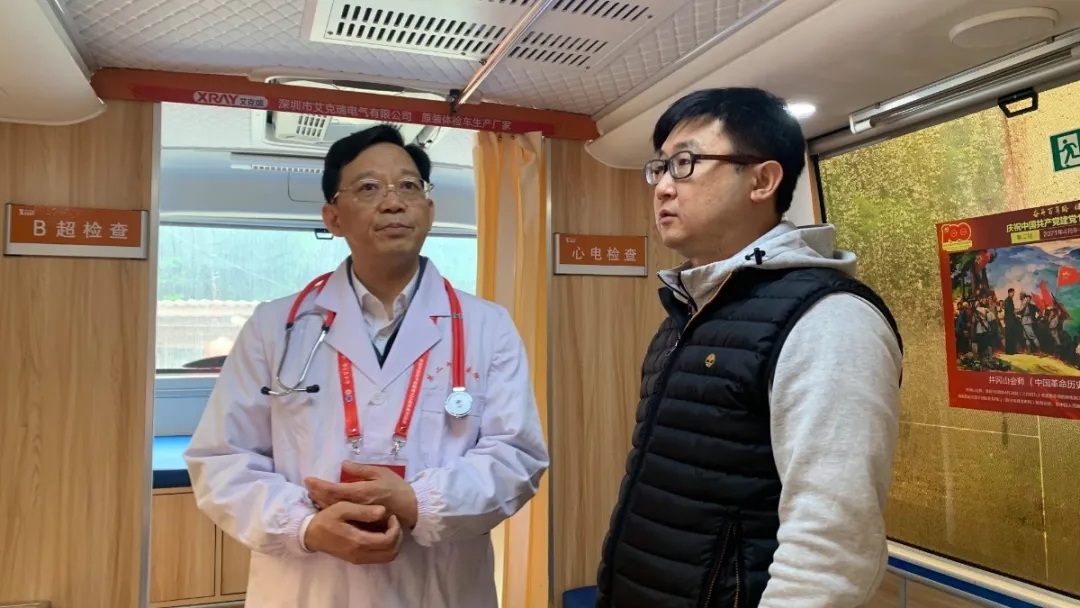 中華醫學會主任委員郭清與艾克瑞副總史臣 深入交流移動醫療車的應用及優勢 中華醫學會主任委員郭清與艾克瑞副總史臣 深入交流移動醫療車的應用及優勢